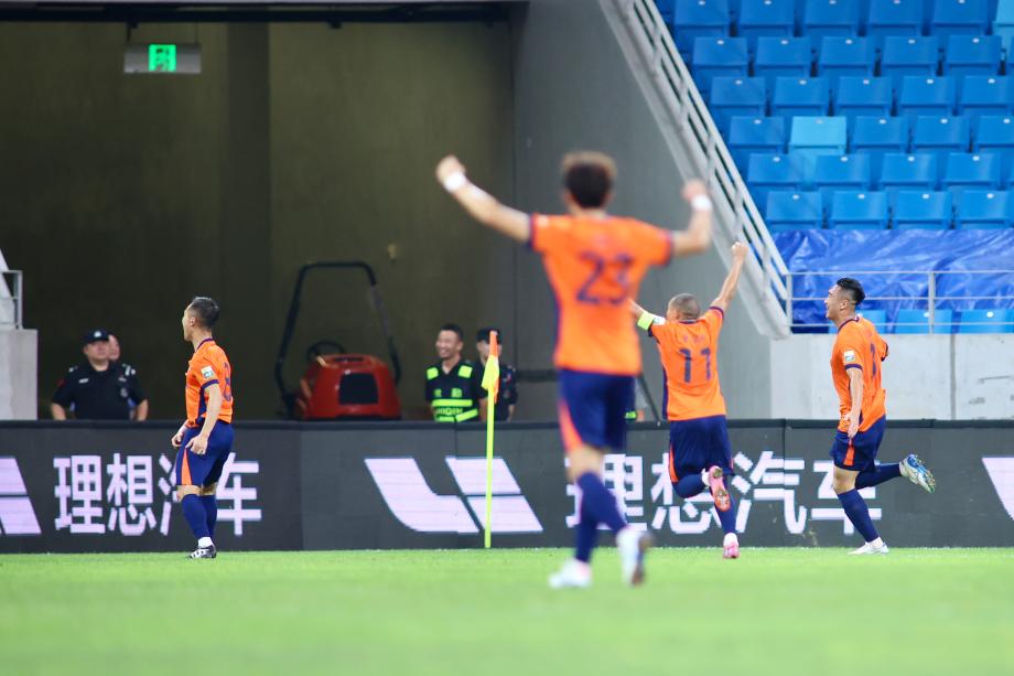 [图]主场大捷云南玉昆 青岛海牛暂时解脱左迁区