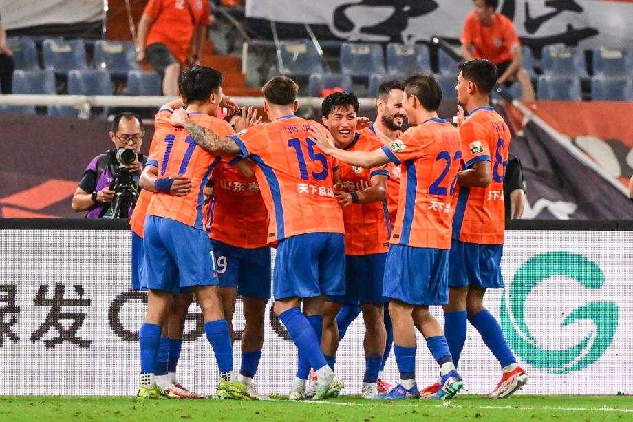 [图]谢文能助攻陈蒲进球 山东泰山治服长春亚泰