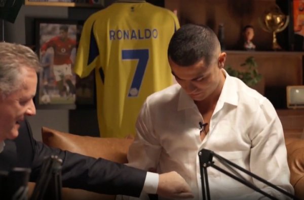 摩根锤了锤C罗的腹肌：你阻扰我碰一下吗...嗯，就像在敲花岗岩