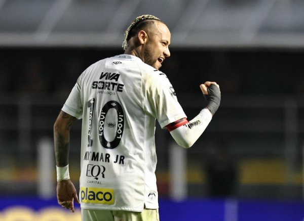 记者：内马尔投入桑托斯当天测验，出战下轮联赛可能性越来越大